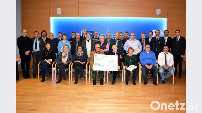 Vorweihnachtliche Freude verschenkt die Volksbank-Raiffeisenbank Nordoberpfalz am Freitag an 30 Vereine und Einrichtungen aus der Region. Zur Spendenübergabe waren die Vereinsvertreter in die Altenstädter Volksbank-Filiale gekommen, wo ihnen Gerhard Röbl, Regionalmarktleiter Neustadt/WN, Felix Weiser, Geschäftsstellenleiter Altenstadt/WN, Wolfgang Hösl, Geschäftsstellenleiter Parkstein, und Gerhard Pankotsch, Geschäftsstellenleiter Wurz, insgesamt 8700 Euro überreichen. Bild: Schmola, Werner