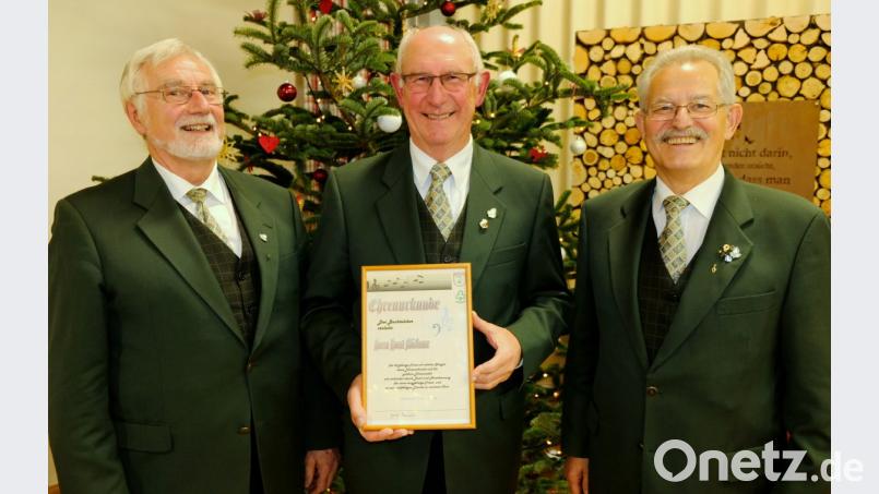 Horst Mösbauer (Mitte) wurde von Vorsitzenden Josef Brandner (rechts) und Chorleiter Erwin Oppelt (links) für 50-jährige Treue zum Buchtalchor geehrt. Bild: mab