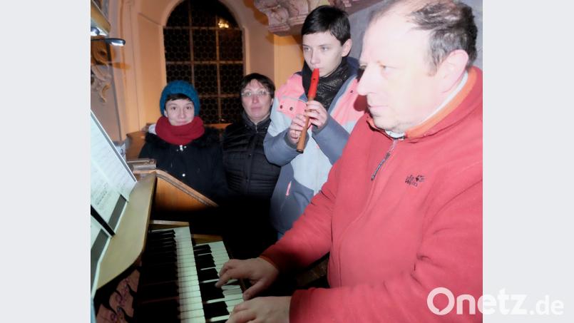 Kirchenmusiker Michael Koch (rechts) gestaltete mit seinen beiden Töchtern Sarah (links daneben) und Lucia (links/Bass) sowie Ehefrau Birgit (Gesang) die Geistliche Abendmusik zum Advent in der Alten Pfarrkirche. Bild: ohr
