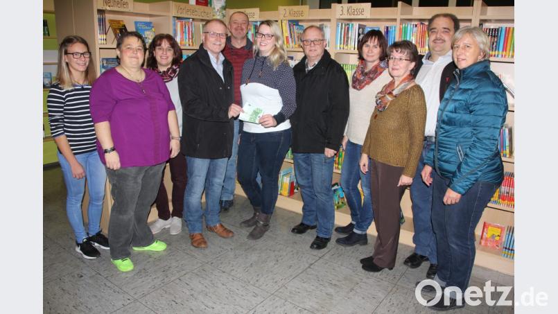 Eine Spende von 200 Euro übergab der Vorsitzende der Freien Wähler Konnersreuth, Max Bindl an die Leiterin der Pfarrbücherei, Lisa Kopp. Unser Bild zeigt die Vertreter der Freien Wähler und das nahezu komplett vertretene Team der Pfarrbücherei. Bild: kro