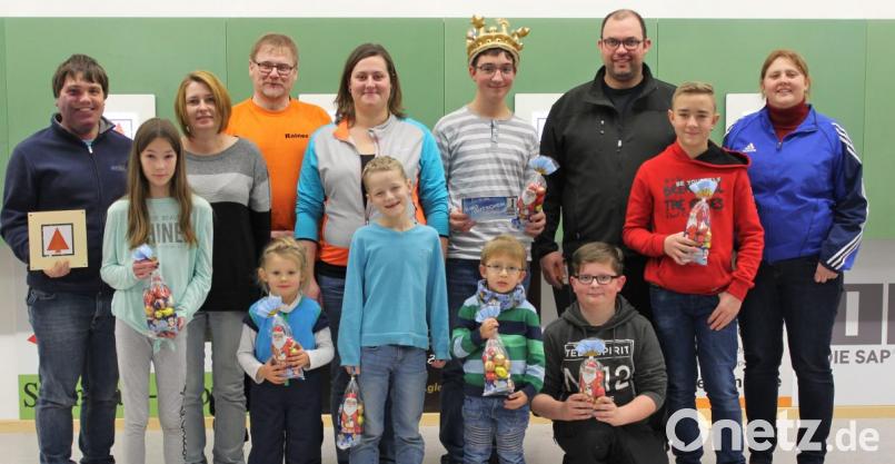 Gut organisiert ist das Weihnachtsschießen der Jugend. Jeder bekommt einen kleinen Preis. Die Jugendleiter freuen sich mit den Kindern: Daniela Haas, Florian Schmidt, Sieger Joshua Zahn, Jennifer Wegmann, Rainer Huff, Conny Glaser und Andreas Heinz (hinten, von rechts). Bild: att