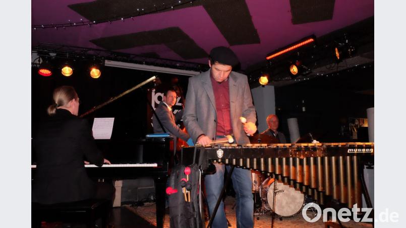 Das Quartett JPEK im Bistrot Paris. „Eigentlich müsste die Gruppe heute JPOK heißen, da sich der Bandname aus den Nachnamen der Musiker zusammensetzt“ scherzt Tizian Jost in seiner Moderation.
Bernhard Pichl (Piano), Johannes Ochsenbauer (Bass), Tizian Jost (Vibraphon), Michael Keul (Schlagzeug) Bild: lr