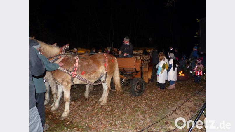 Das Christkind besteigt mit seinen Engel die Kutsche. Bild: sl