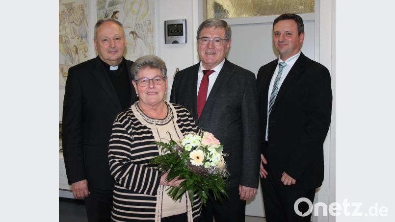 Für fast 20 Jahre ehrenamtliche Geschäftsführung zeichneten Geschäftsführer Rainer Schmid (rechts) und Stadtpfarrer Georg Flierl (links) Günther Franz und Ehegattin Edith aus. Bild: heb