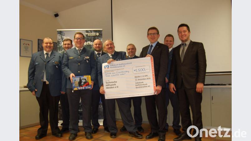 Die Crowdfunding-Plattform der Volksbank Raiffeisenbank Nordoberpfalz macht's möglich: Für das THW Weiden kommen so 5500 Euro zusammen, die Finanzierungslücke für den neuen Gabelstapler wird geschlossen. Bild: exb