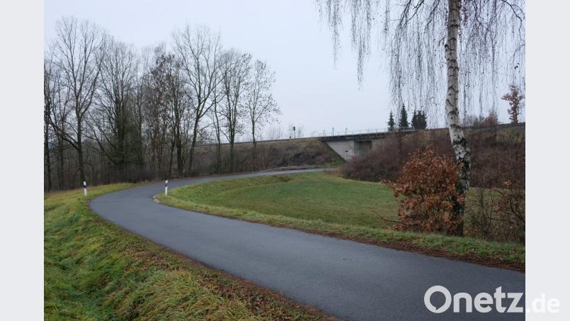 Landwirten, Höflaser Bürgern und Radfahrern: Allen soll, wie vom Amt für Ländliche Entwicklung gefordert, eine Verstärkung des Oberbaus auf der Ortsstraße in Richtung Höflas nach allgemein gültigen Technik-Richtlinien Vorteile bringen. Bild: do