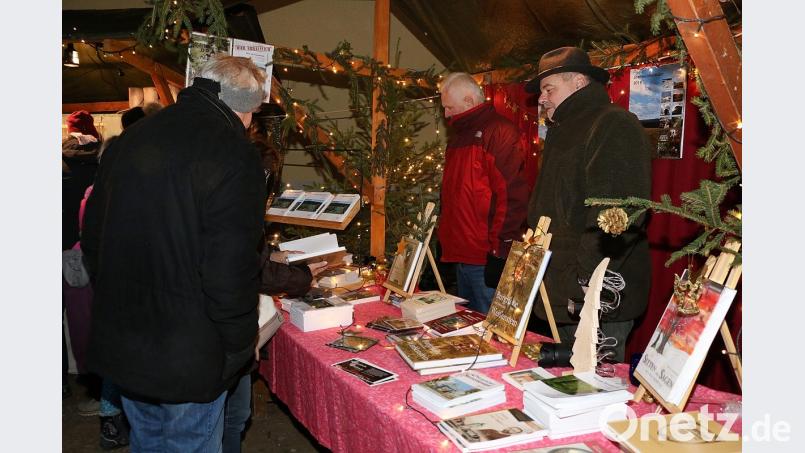 … sowie Heimatgeschichte. Die Gesellschaft „Steinwaldia“ Pullenreuth hatte viele ihrer Bücher zur Auswahl. Bild: bsc