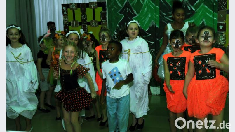 Die Kinder der Freihunger Josef-Voit-Schule bei ihrem Hänsel-und-Gretel-Auftritt. Bild: gfr