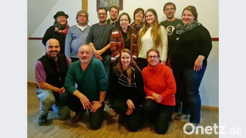 Die Goaslandler beim Probenwochenende auf Burg Trausnitz. Vorsitzende Franziska Haas (stehend rechts), Regisseur Gerhard Schnabel (kniend, Zweiter von links) und die gesamte Mannschaft. Bild: sön