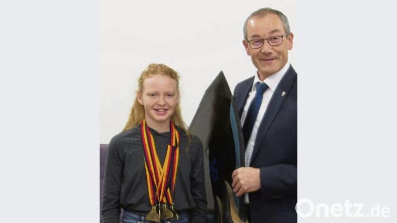 Emily Rödl mit Bürgermeister Erwin Geitner. Bild: sam