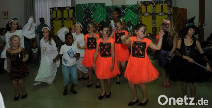 Wer hatte da wohl mehr Spaß: die Kinder der Freihunger Josef-Voit-Schule mit ihrem Auftritt im Hänsel-und-Gretel-Musical oder ihre Zuschauer? Bild: gfr