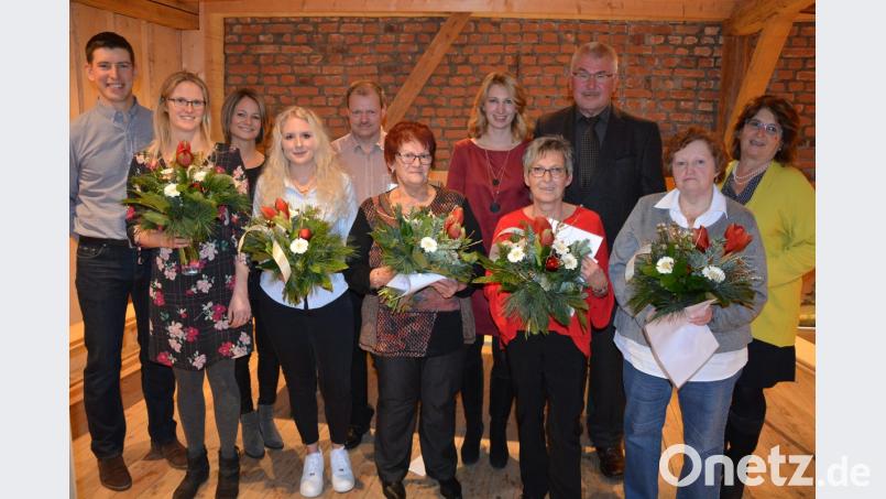 Mitarbeiterehrungen nahm das Backhaus Kutzer jetzt bei einer Betriebsfeier für Führungskräfte im Forsterhof vor. Geehrt wurden (erste Reihe von links) Katharina Kriz, Jessica Hohlstein, Lucia Lohrer, Doris Wolfrum und Angelika Hässler. Hintere Reihe (von links) Geschäftsführer Patrick Kutzer mit Gattin Nadja, Jörg Nürnberger, sowie Verena Kutzer mit den Seniorchefs Robert und Juliane Kutzer. Bild: jr