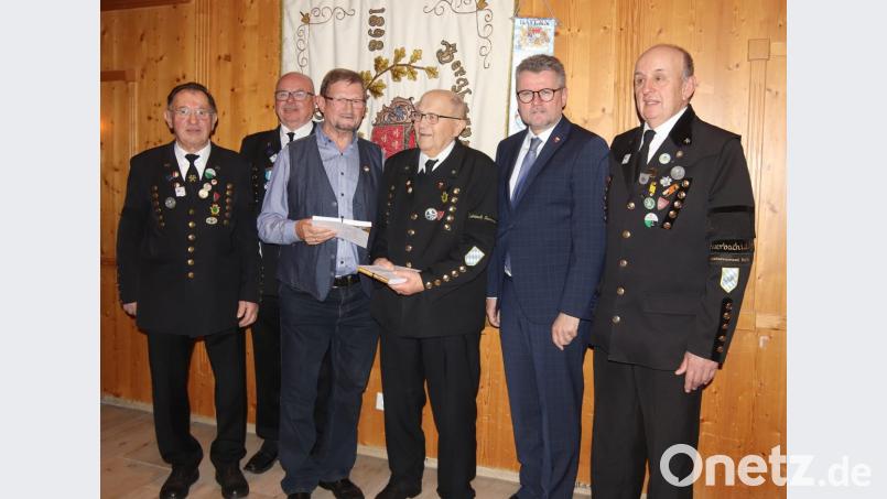 Die Gratulation für 60-jährige Mitgliedsschaft im Bergknappenverein nahmen Wolfgang Wismeth und Johann Götz (Mitte) gerne von Georg Rubenbauer, Hans-Jürgen Reitzenstein, Bürgermeister Michael Göth und Andreas Wilhelm entgegen (von links). Bild: mfh