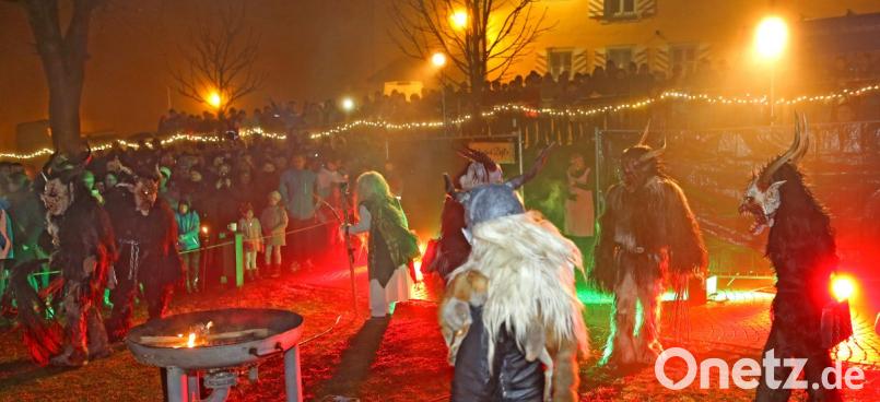 Die „Flossboch Deifl’n“ treiben am Freitag, 21. Dezember, ihr Unwesen auf dem Flosser Marktplatz. Sie wollen den Zuschauern nicht das Fürchten lehren, sondern auch Spaß bringen. Bild: mef