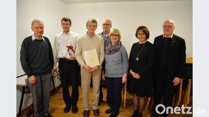 Cäcilienfeier (von links): Pfarrer Hans-Peter Bergmann, Andreas Basler, Gerhard Basler, Kirchenpfleger Joachim Winkler, Chorleiterin Dorothea Meyer, Pfarrgemeinderatssprecherin Anita Falk und Ruhestandspfarrer Konrad Kummer. Bild: fdl