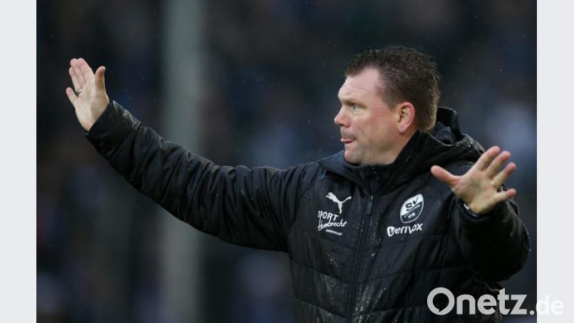 SV-Trainer Uwe Koschinat ist happy über die Leistung, traurig wegen des Ergebnisses. Bild: dpa