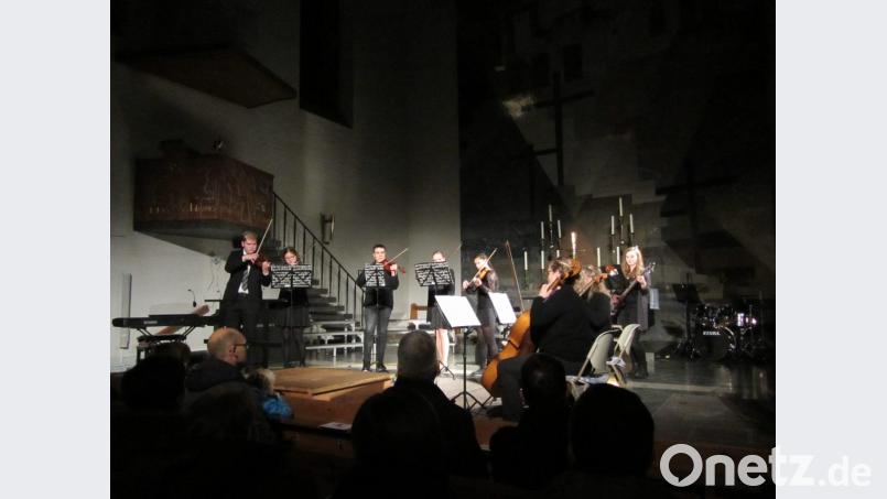 Friedvolle Stimmung verströmten Stefanie Rösch (vorne, rechts) und ihr Streicherensemble mit Gabriel Faurés &quot;Pavane&quot;. Bild: aks