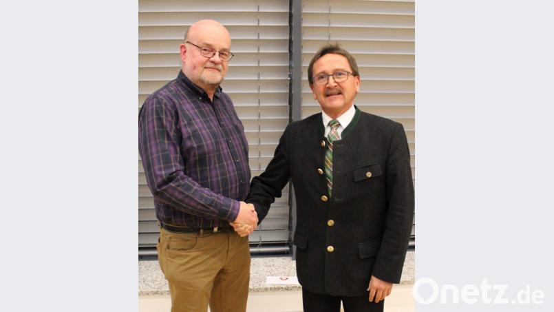 Bürgermeister Hans Donko (rechts) begrüßt den Umsetzungsbegleiter für das Modellprojekt der Staatsregierung Roland Lochner. Die Seniorenarbeit in Erbendorf soll künftig zentral koordiniert werden. Bild: ckl