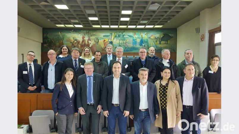 Gemeinsam arbeiten sie an einer Lösung, die in Amberg und Trikala gleichermaßen helfen kann: Bürgermeisterin Sofia Alista, Oberbürgermeister Michael Cerny und sein griechischer Amtskollege Dimitris Papastergiou (vorne, von links), Udo Hensel von der WBS-Trainings AG (hinten links), Wirtschaftsförderer Christoph Fuchs (hinten, Vierter von links), Stadtkämmerer Franz Mertel (hinten Mitte), der Leiter der Arbeitsagentur Schwandorf, Markus Nitsch (Mitte, Sechster von rechts), und Sofia Tornikidou von der Bundesagentur für Arbeit (rechts). Bild: Sibylle Sandner