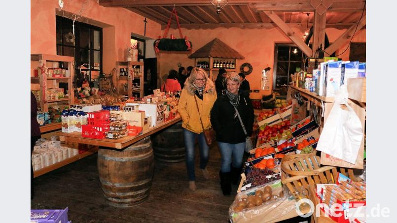 Geöffnet war beim Weihnachtsmarkt auch der Dorfladen, hier waren vor allen die Bio-Produkte aus der eigenen Landwirtschaft gefragt. Bild: bsc