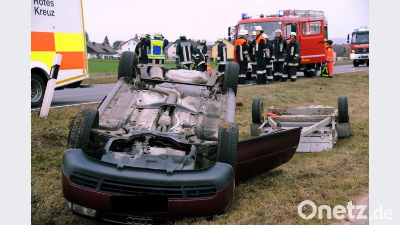 Zwischen Traßlberg und Poppenricht überschlägt sich ein Auto mitsamt voll beladenem Anhänger. Bild: gf