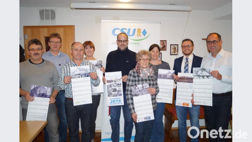 CSU-Chef Markus Dobmeier und Bürgermeister Ernst Lenk (von rechts) stellen zusammen mit den Sponsoren den Terminplaner 2019 vor. Bild: du