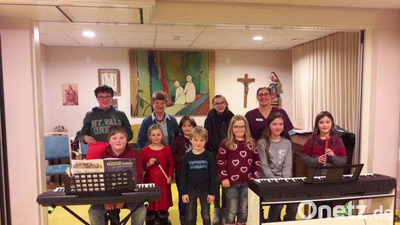Die Instrumentalgruppe aus Pullenreuth unter der Leitung von Sue Clark-Schmidt (hinten Zweite von links) begeistert die Bewohner des Senioren-Servicehauses Neusorg mit ihren Musikstücken. Stefanie Bodenschatz, Leiterin soziale Betreuung (hinten rechts), heißt die Gruppe in der Einrichtung willkommen. Bild: öt