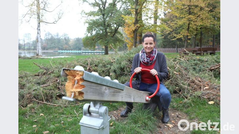 &quot;Wenn ich so meine Runden drehe und sehe was alles zerstört ist, tut das schon weh. Wir sind ein Waldbad, die Bäume sind unser Herzstück&quot;. sagt Ilona Forster, Schwimmverein-Vorsitzende und Wirtin. Bild: Wolfgang Steinbacher