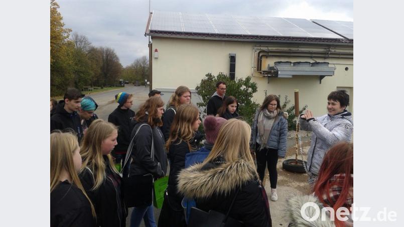 Mittelschüler lassen sich vor Ort über die Erzeugung erneuerbarer Energie informieren. Bild: exb
