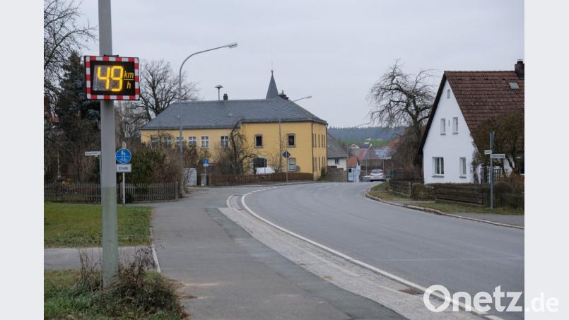 Eilige Verkehrsteilnehmer müssen eventuell bald unter anderem in Tremmersdorf mit Blitzern rechnen. Bürgermeister Albert Nickl drängt auf Radarkontrollen durch eine Organisation zur kommunalen Verkehrsüberwachung. Eine Entscheidung darüber soll im Januar im Gemeinderat fallen. Bild: do