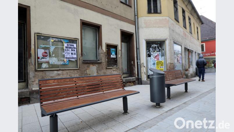 Die neuen Bänke in der Ebert-Straße vermögen den Schandfleck dahinter nicht zu kaschieren. Den heftigen Kontrast sprach SPD-Fraktionschef Franz Schindler im Stadtrat an. Bild: Götz