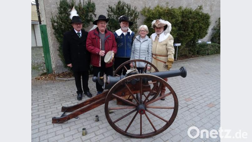 Manfred Köhler (Zweiter von links) mit den Gratulanten vom "Fähnlein von der Weyden". Bild: hcz