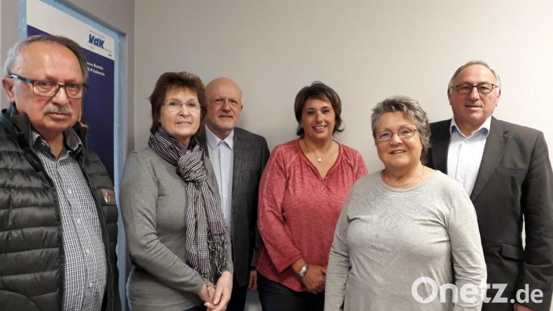 Bei der Spendenübergabe - von links Andreas Steinl von der Kinderkrebshilfe, Gabriele Kohl Klassenpatin beim Kinderschutzbund,VdK-Kreisgeschäftsführer Harald Gresik, Angelika Wegmann, Koordinatorin der Caritas-Hospizhelfer, Inge Pannrucker vom Kinderschutzbund und VdK-Kreisvorsitzender Georg Brand. Bild: szl