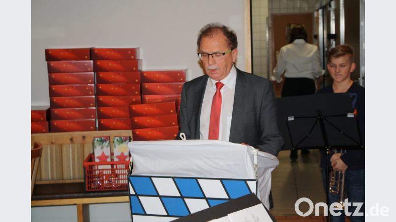 Bürgermeister Werner Walberer würdigt die ehrenamtliche Arbeit des früheren Stadtrats Norbert Höfer. Ihn selbst konnte Walberer leider nicht begrüßen: Aus gesundheitlichen Gründen war Höfer verhindert, die Bürgermedaille persönlich in Empfang zu nehmen. Bild: bjp