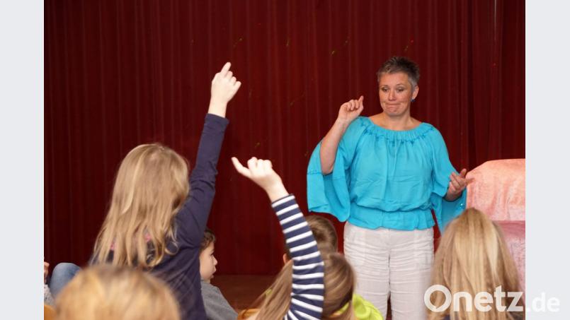 Sabine Kreiner erzählt im SOS-Kinderdorf Oberpfalz in Immenreuth Geschichten über den Mond und Märchen. Bild: bkr
