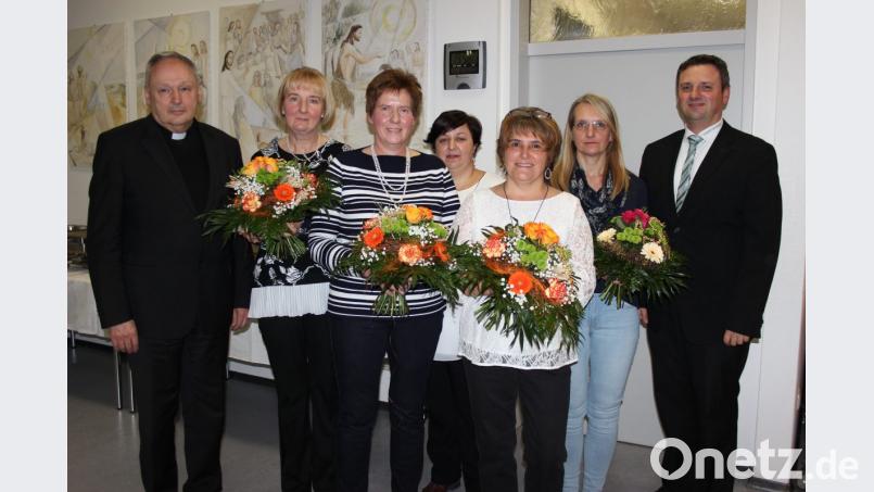Die Ehrungen langjähriger Beschäftigter sind alljährlich der Höhepunkt bei der Weihnachtsfeier des Elisabethenvereins. (Von links nach rechts) Stadtpfarrer Georg Flierl, Gabriele Zölch, Andrea Kruppa, Pflegedienstleiterin Cordula Köhler, Petra Hegen, Gabriele Zeller und Geschäftsführer Rainer Schmid. Bild: heb