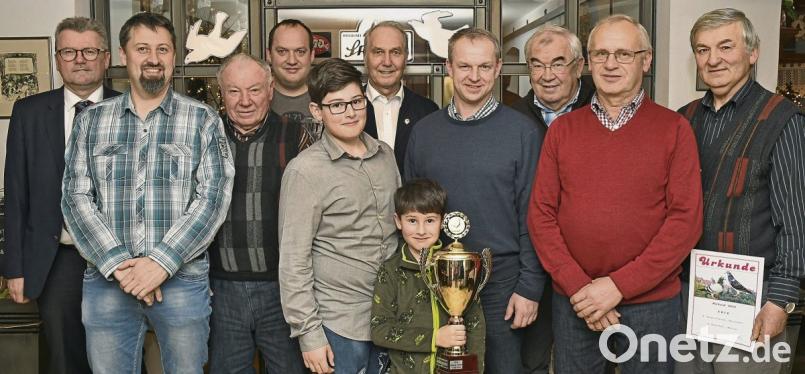 Vereinsmeister und Geehrte mit (von links) Bürgermeister Michael Göth, Ingo Breckner, Georg Eichenseer senior, Christian Struppeck, Lukas Breckner, Walter Schlenk, Markus Breckner, Georg Eichenseer junior, Werner Troidl, Hans Dehling, Richard Hiltl. Bild: Petra Hartl