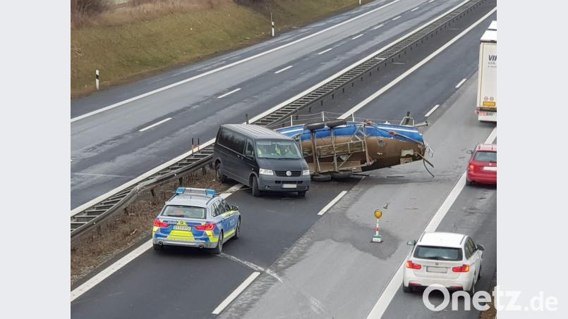 Zum Stau kam es auf der Autobahn A93 bei Pechbrunn, nachdem ein VW-Transporter mit einem Boot auf dem Anhänger ins Schleudern kam und gegen die Mittelleitplanke geprallt war. Verletzt wurde niemand: Der Fahrer und seine Frau kamen mit dem Schrecken davon. Bild: szl