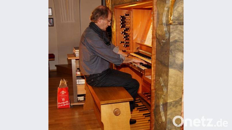 Evert Groen improvisiert an der Mattes-Orgel in der Schnaittenbacher Stadtpfarrkirche St. Vitus. Bild: ads
