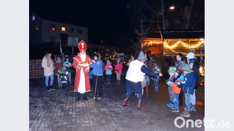 Zum wiederholten Mal kommen die Kinder des Sportvereins Trevesen auf den weihnachtlich geschmückten Hof der Familie Lorenz. Nikolaus und Knecht Ruprecht verteilen an sie Süßigkeiten. Bild: twg