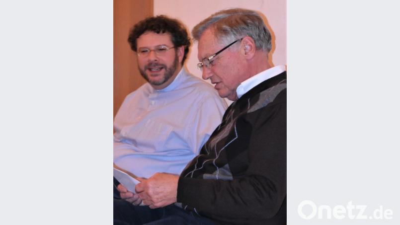 Pfarrer Dr. André Fischer (links) und Ulrich Schanz (rechts) sorgen mit lustigen Geschichten für schmunzelnde Gesichter. Bild: rgr