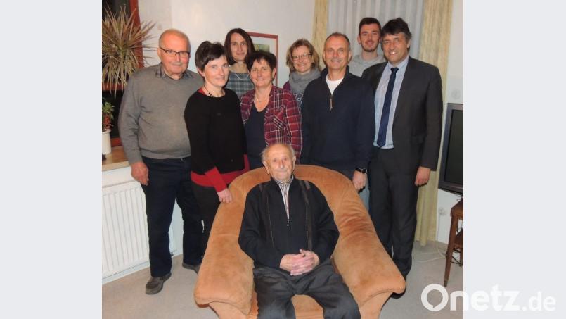 94 Jahre alt ist Max Reiter geworden. Bürgermeister Edgar Knobloch (rechts), die Kinder mit ihren Familien, weitere Verwandte sowie Vereinsvertreter gratulieren dem Grafenwöhrer „Urgestein“. Bild: mor