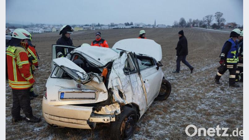 Wegen Schneeglätte und nicht angepasster Geschwindigkeit kommt am Sonntagnachmittag eine 19-Jährige auf der Staatsstraße von der Fahrbahn ab. Ihr Auto touchiert erst einen Baum, überschlägt sich und bleibt auf einem angrenzenden Feld liegen. Die Fahrerin wird bei dem Unfall nur leicht verletzt. Bild: bkr