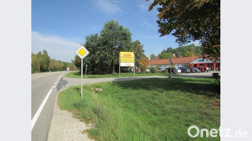 Der bestehende Netto-Markt Rieden mit dem Zufahrtsbereich. Im Zuge des geplanten Neubau sollen hier der Rad-und Fussweg umverlegt werden. Bild: sam