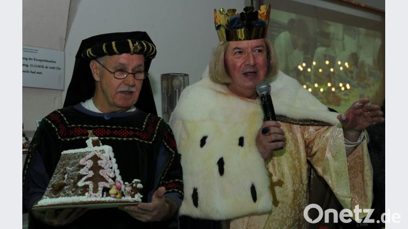 König Ruprecht höchstpersönlich versteigerte die Knusperhäuschen - jedes ein Unikat, handgemacht. Und einige sogar mit Goldschatz. Bild: gfr