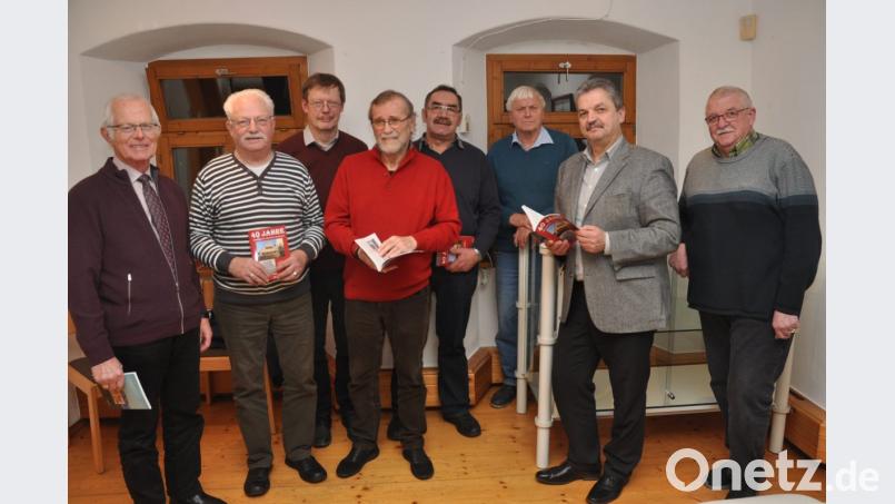 Der 40. Streifzug des Heimatkundlichen Arbeitskreises könnte bei vielen Geschichtsinteressierten unterm Christbaum liegen. Kreisheimatpfleger Peter Staniczek (Vierter von links) stellte den 128-seitigen Band mit HAK-Vorsitzendem Heiner Aichinger (Dritter von rechts) im Beisein der beteiligten Autoren vor. Bürgermeister Andreas Wutzlhofer (Zweiter von rechts) durfte die druckfrische Lektüre in Empfang nehmen. Bild: dob