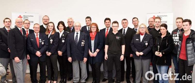 Erstmals geht der Ehrenabend im neuen BRK-Heim über die Bühne. BRK-Bereitschaftsleiter Sebastian Windschügl (Zweiter von links) zeichnet mehrere Mitglieder für viele Jahre Treue aus. Katja Lugert (Dritte von rechts) erhält den Dr.-Gudrun-Graf-Preis. Bild: bgm