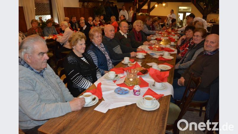 Gut gehen ließen es sich die Konnersreuther Senioren bei der vorweihnachtlichen Seniorenfeier, zu dem das Rote Kreuz am Sonntagnachmittag in den Schiml-Saal eingeladen hatte. In gemütlicher Runde genossen die Senioren die adventlichen Spezialitäten und das Beisammensein. Bild: jr