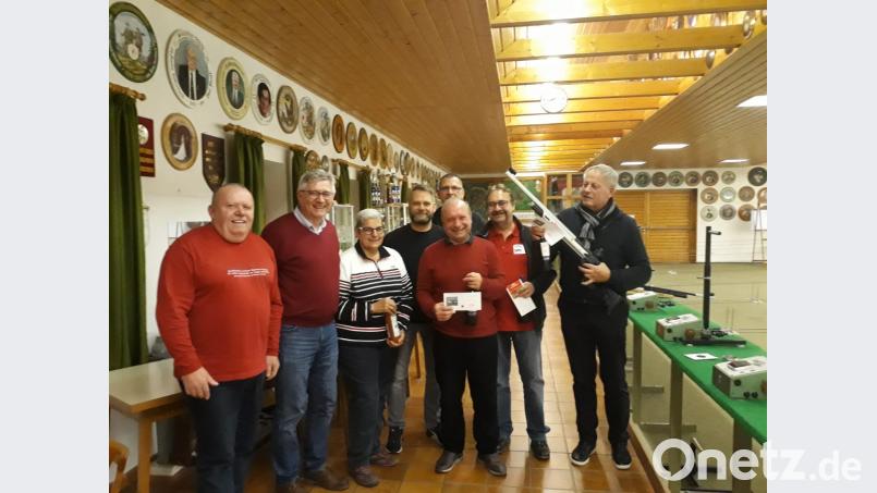 Ortsvereinsvorsitzender Herbert Hammer und sein Stellvertreter Manfred Weiß (von links) mit Carola Idzinsky (Trostpreis), Schützenmeister Martin Plommer, Jugendleiter Roland Bäumler sowie den Preisträgern Günther Merkl (2. Platz), Sieger Reiner Nachtigall und Ronald Wesche (3. Platz). Bild: exb