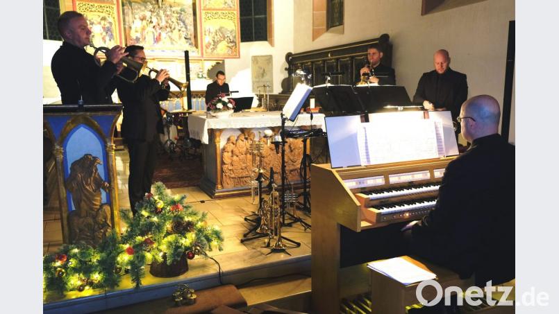 Strahlende Trompetenklänge, majestätisches Orgelspiel und wuchtige Pauken verwandeln die Stadtpfarrkirche in einen Musiktempel. Dem begeisterten Publikum bietet „Bavarian Brass“ ein grandioses Konzert unter anderem mit Eigenbearbeitungen von Werken bekannter Komponisten. Bild: do